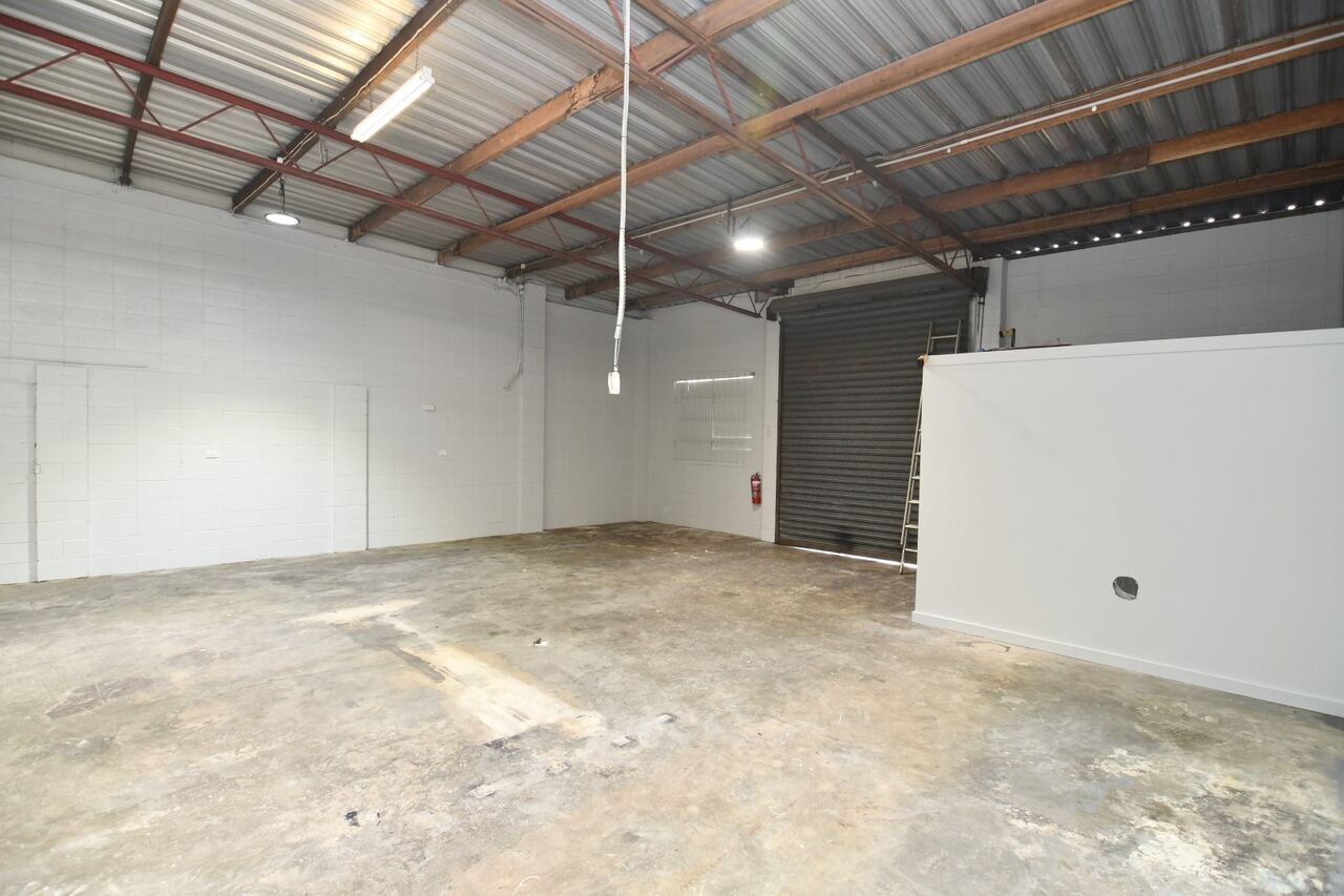Warehouse floor — clean, workable open plan